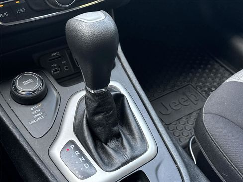 Used 2014 Jeep Cherokee Latitude w/ Cold Weather Group AWD/4WD image 18
