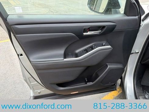 Used 2023 Toyota Highlander XLE AWD/4WD image 25