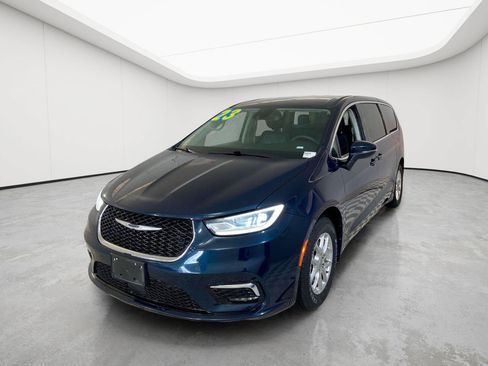Used 2023 Chrysler Pacifica Touring-L FWD image 6