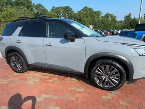 Used 2023 Nissan Pathfinder SL w/ SL Premium Package AWD/4WD image 4