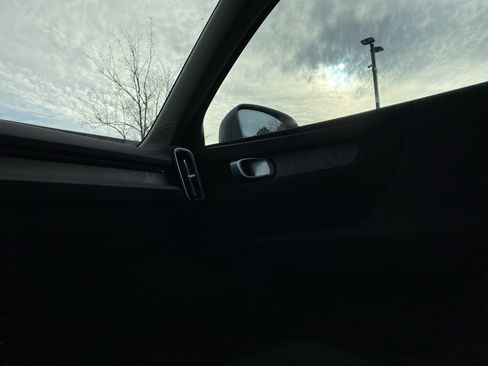 Used 2025 Volvo XC40 B5 Core image 19