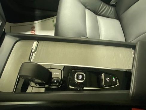 Used 2025 Volvo XC60 B5 Plus image 27