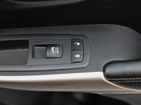 Used 2017 Jeep Cherokee Limited AWD/4WD image 10