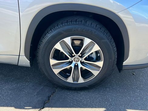 Used 2023 Toyota Highlander XLE image 10