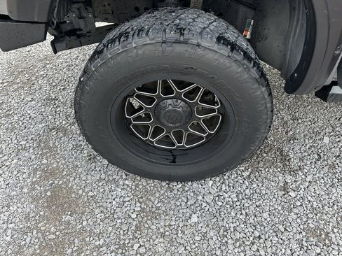 Used 2019 Nissan Titan SV image 19