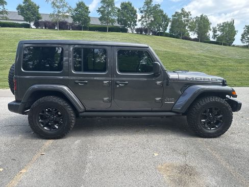 Used 2019 Jeep Wrangler Unlimited Sahara w/ Quick Order Package 24M Moab AWD/4WD image 6