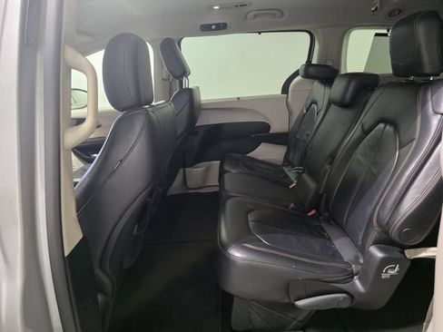 Used 2018 Chrysler Pacifica Touring-L FWD image 25
