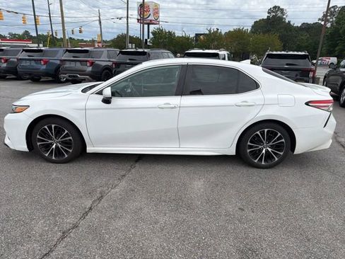 Used 2019 Toyota Camry SE FWD image 3