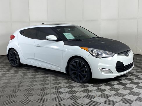 Used 2013 Hyundai Veloster w/ Style Pkg image 6