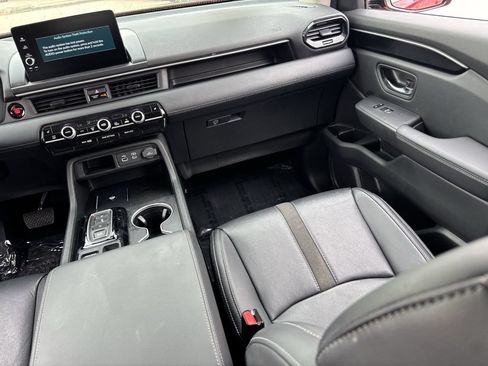 Certified 2025 Honda Pilot Touring image 14