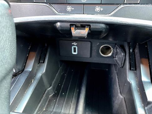 Used 2017 Ford Explorer XLT w/ Equipment Group 201A FWD image 15