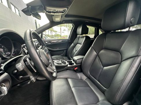 Certified 2024 Porsche Macan AWD/4WD image 5