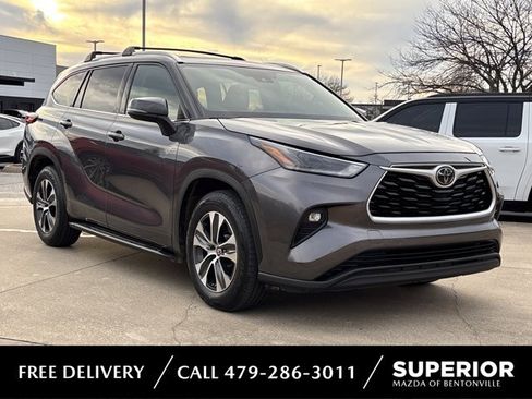 Used 2021 Toyota Highlander XLE image 1