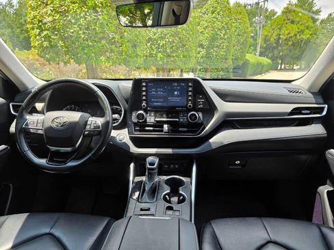 Used 2021 Toyota Highlander XLE AWD/4WD image 15