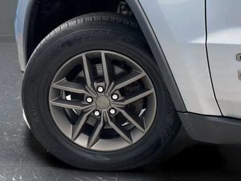 Used 2016 Jeep Grand Cherokee Laredo 75th Anniversary image 32