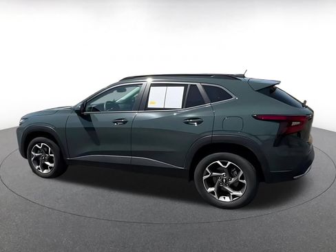 Used 2025 Chevrolet Trax LT FWD image 9