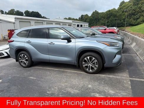Used 2021 Toyota Highlander XLE AWD/4WD image 14