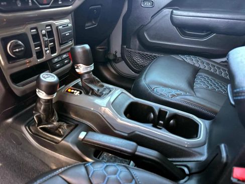 Used 2023 Jeep Gladiator Sport image 16