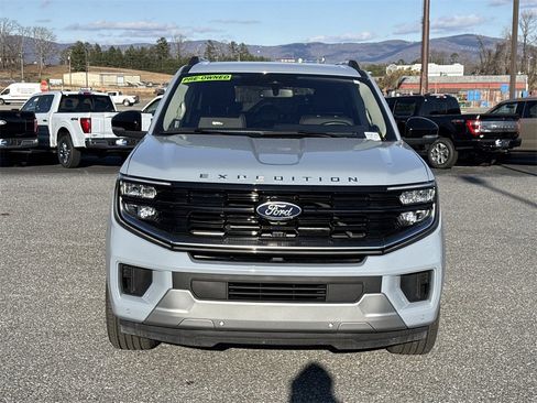 Used 2025 Ford Expedition Max Platinum w/ Driver's Package image 2