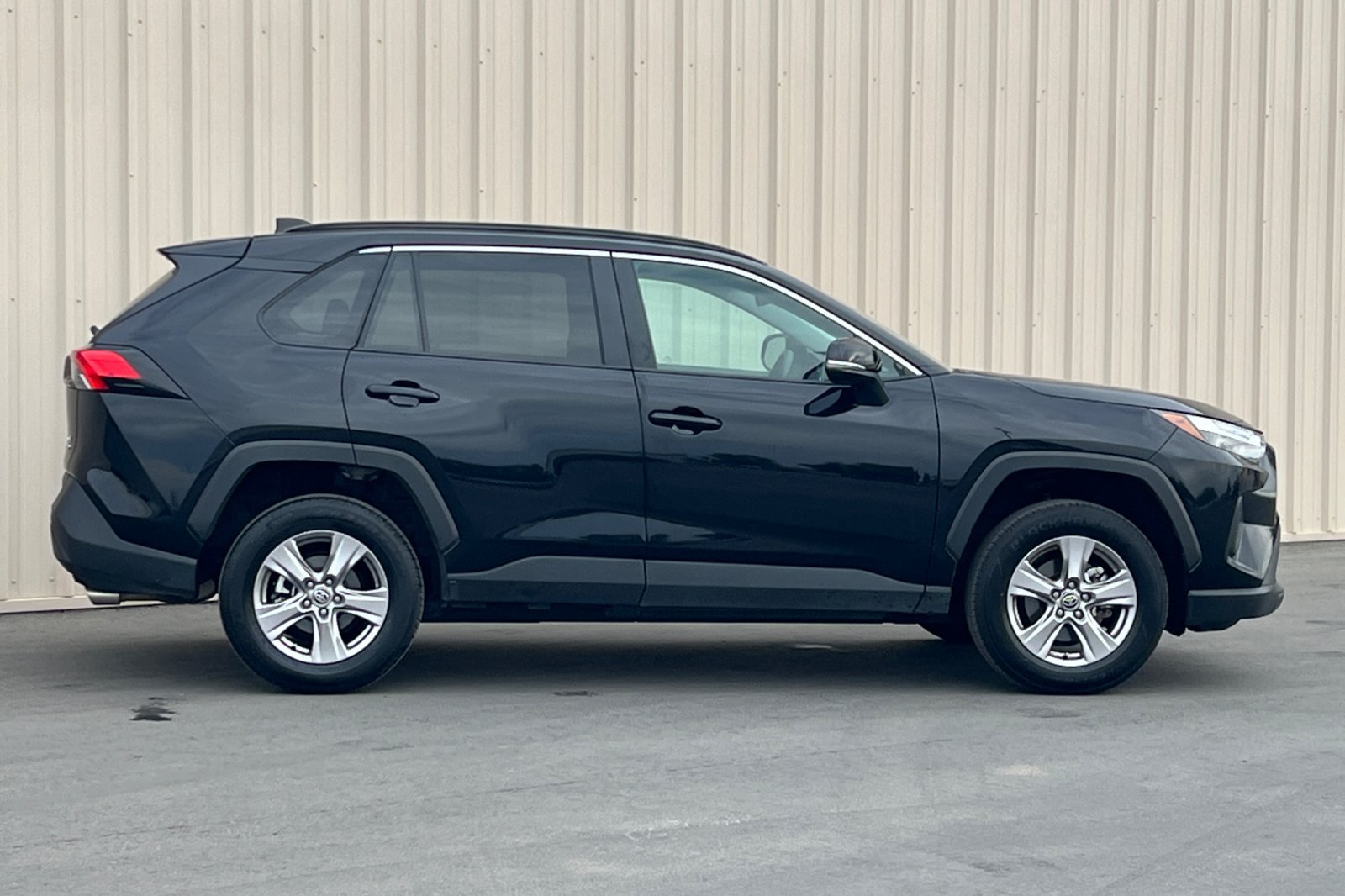 Used 2025 Toyota RAV4 XLE AWD/4WD image 3