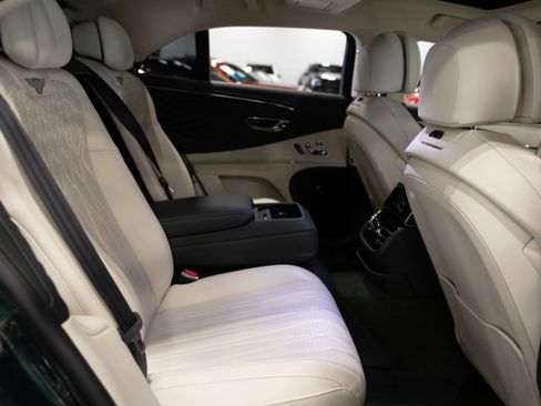 Used 2023 Bentley Flying Spur Plug-In Hybrid AWD/4WD image 39