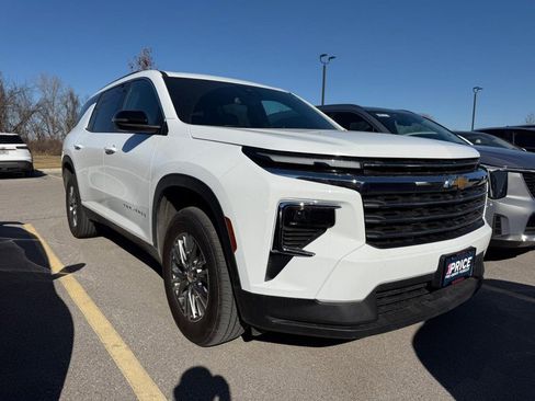 Used 2025 Chevrolet Traverse LT image 6