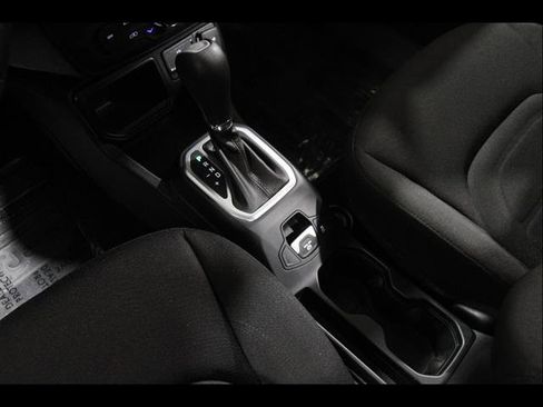 Used 2018 Jeep Renegade Latitude w/ Cold Weather Group image 16