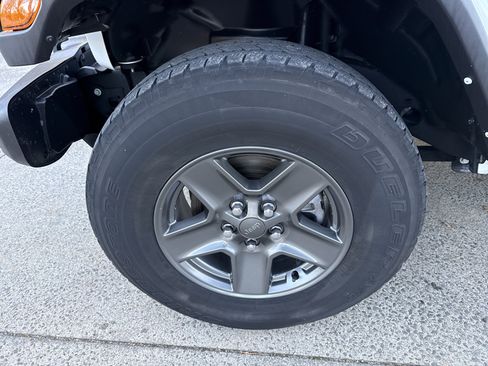 Used 2022 Jeep Gladiator Sport image 11