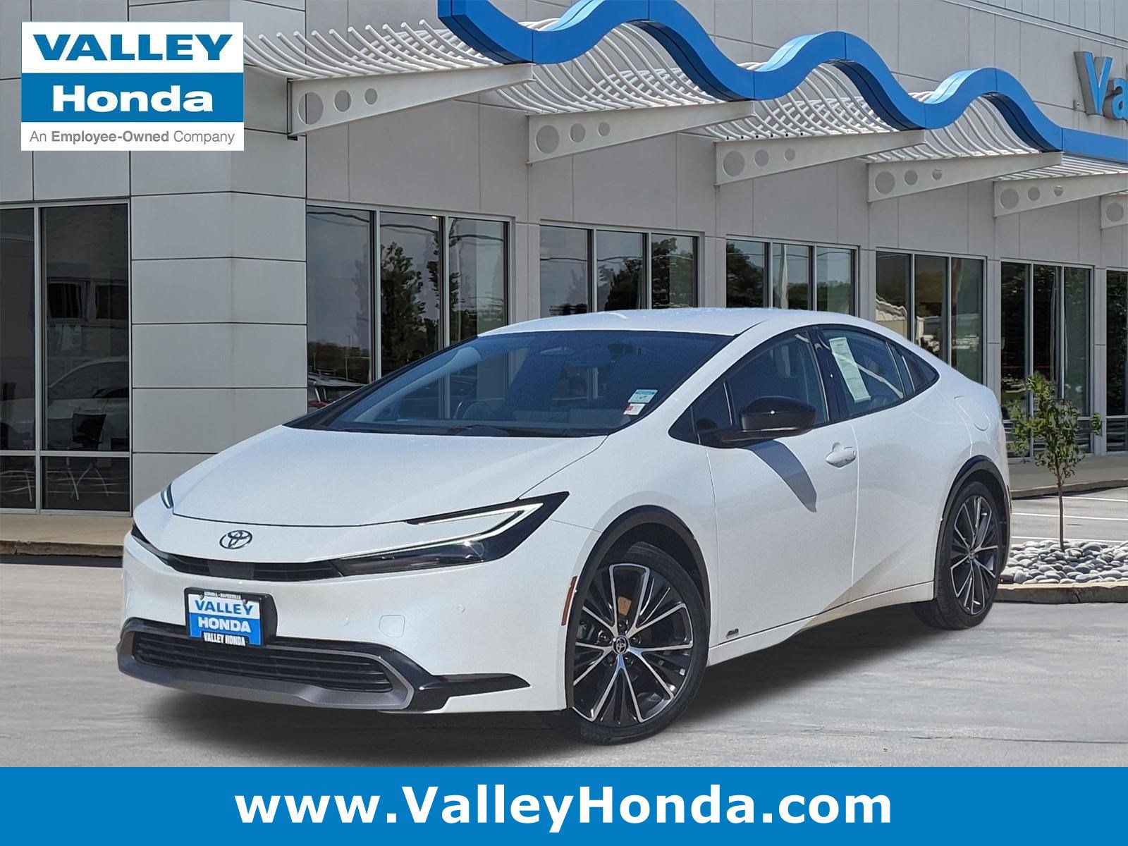 Used 2025 Toyota Prius XLE AWD/4WD image 1