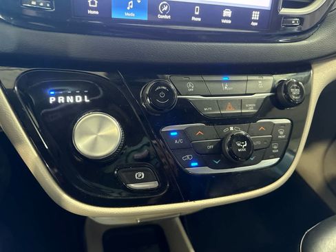 Used 2022 Chrysler Pacifica Touring-L FWD image 27
