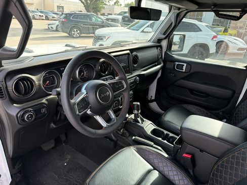 Used 2023 Jeep Gladiator Overland AWD/4WD image 5