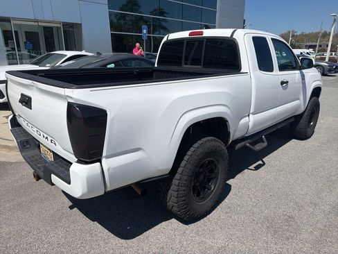 Used 2018 Toyota Tacoma SR image 5