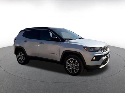 Used 2025 Jeep Compass Limited AWD/4WD image 2