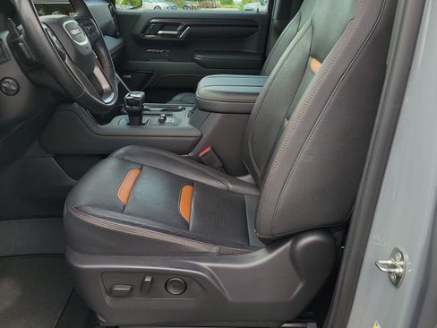 Used 2024 GMC Sierra 1500 AT4 w/ Technology Package AWD/4WD image 6