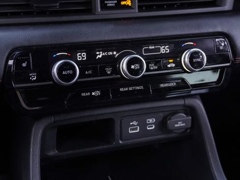 Used 2025 Honda Pilot TrailSport image 27