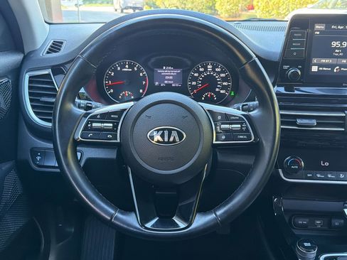 Used 2021 Kia Seltos EX image 18