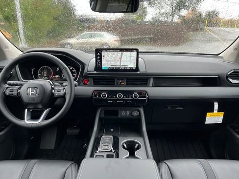 New 2025 Honda Pilot Touring image 11