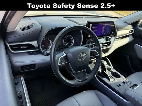 Used 2023 Toyota Highlander XLE FWD image 3