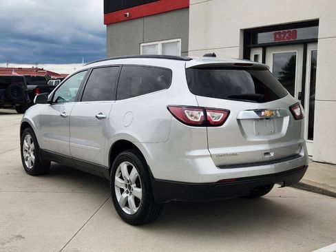 Used 2017 Chevrolet Traverse LT w/ Style and Technology Package FWD image 4