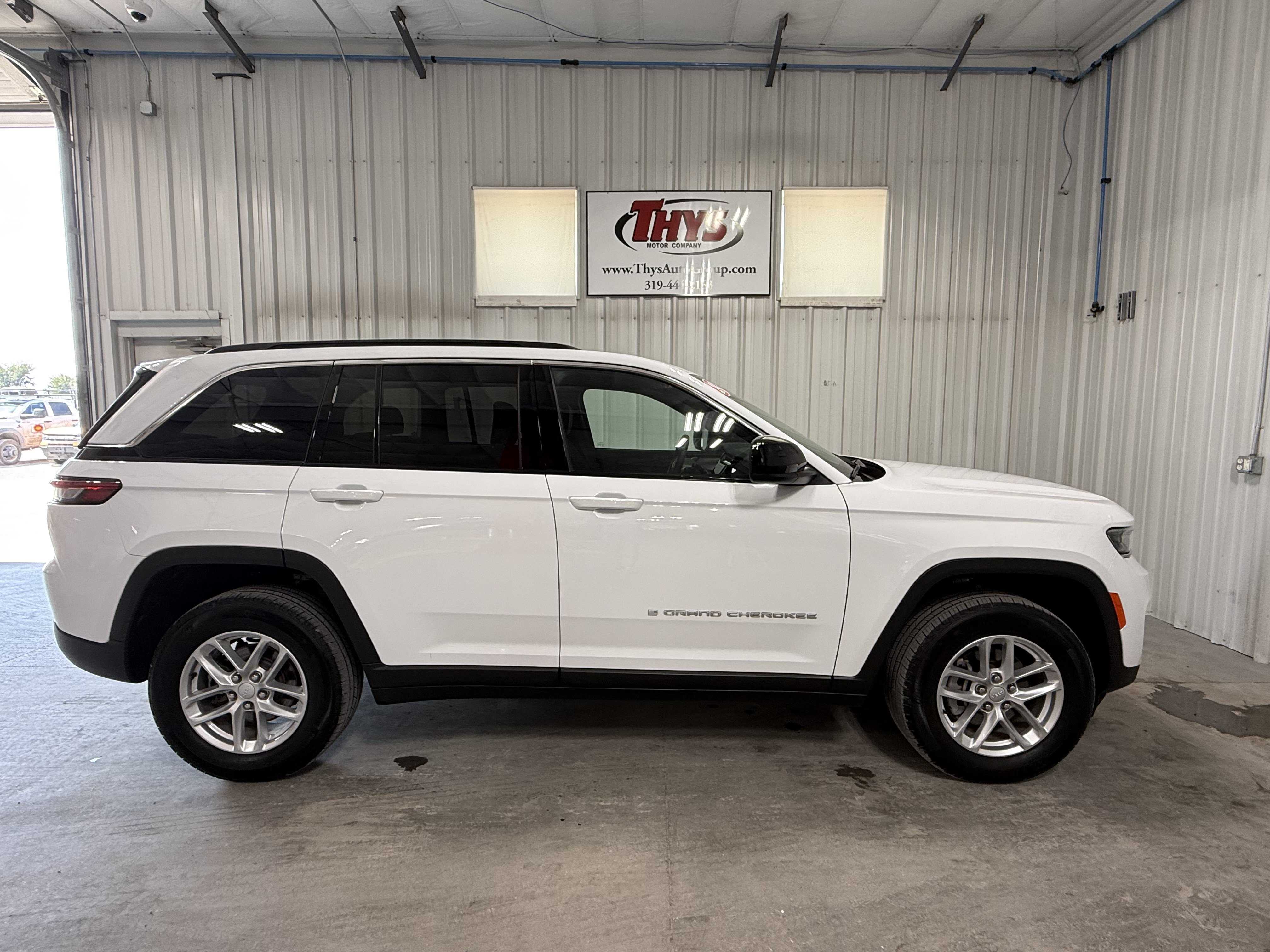 Used 2024 Jeep Grand Cherokee Laredo X w/ Luxury Tech Group I AWD/4WD image 2