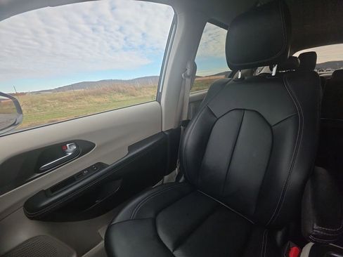 Used 2024 Chrysler Pacifica Touring-L image 24