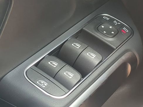 Used 2024 Mercedes-Benz EQB 300 4MATIC image 10