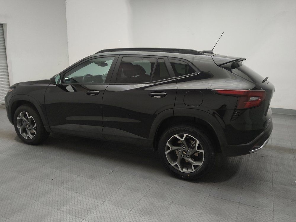 Used 2025 Chevrolet Trax LT w/ LT Convenience Package FWD image 3
