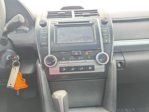 Used 2014 Toyota Camry SE image 17