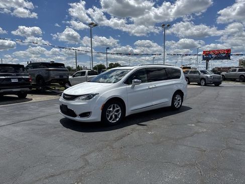 Used 2019 Chrysler Pacifica Limited FWD image 2