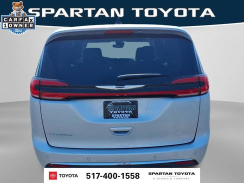 Used 2024 Chrysler Pacifica Touring-L FWD image 8