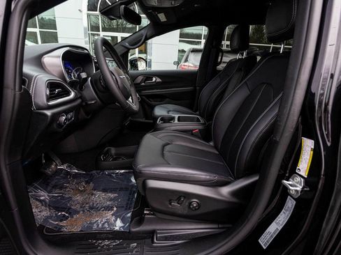 New 2026 Chrysler Pacifica Select AWD/4WD image 24