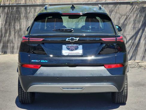 Used 2022 Chevrolet Bolt EUV LT w/ Convenience Package FWD image 7
