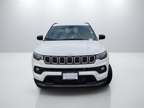 Used 2025 Jeep Compass Latitude image 2