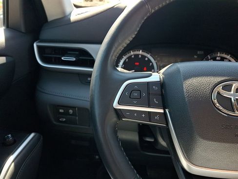 Used 2023 Toyota Highlander XLE AWD/4WD image 22